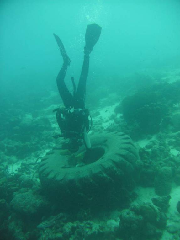 Um enorme pneu em mergulho em Kralendijk, em Bonaire